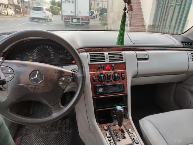 Mercedes E 270-8