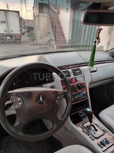 Mercedes E 270-7