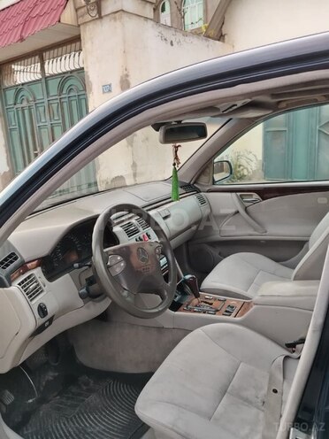 Mercedes E 270-10