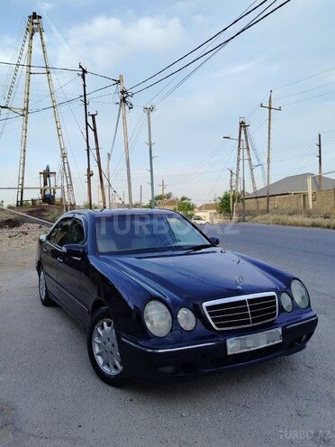 Mercedes E 270-1