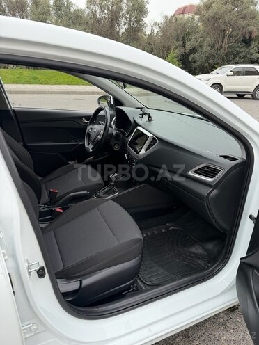 Hyundai Accent-7