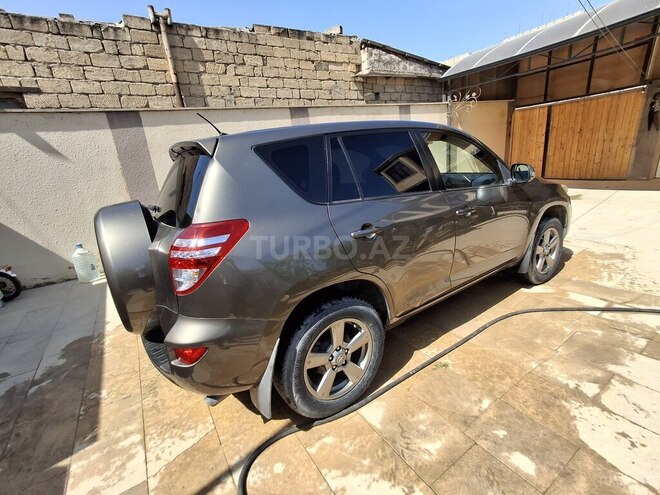 Toyota RAV4-8
