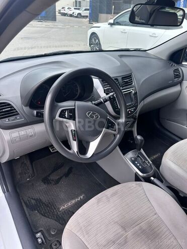 Hyundai Accent-11