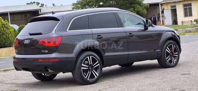 Audi Q7-5