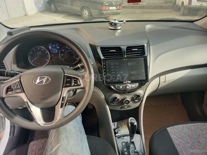 Hyundai Accent-17