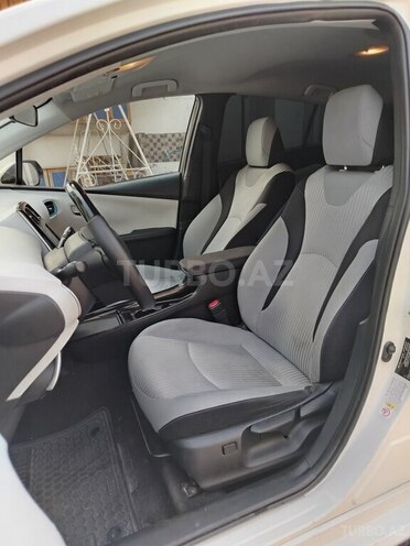 Toyota Prius-12
