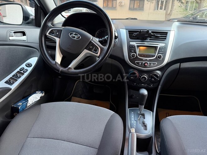 Hyundai Accent-11