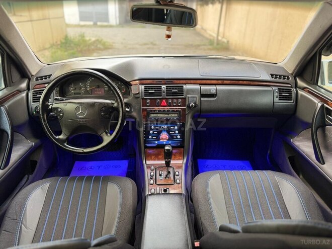 Mercedes E 220-10