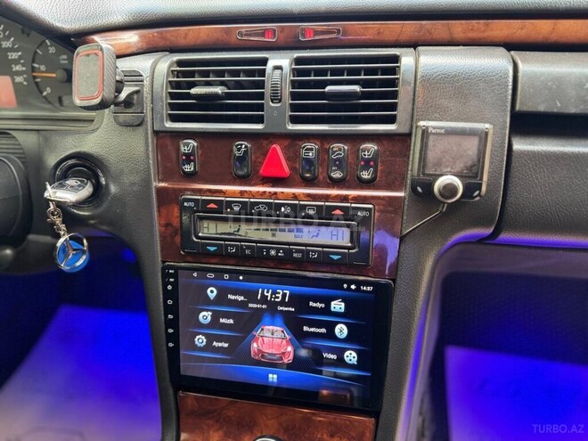 Mercedes E 220-11