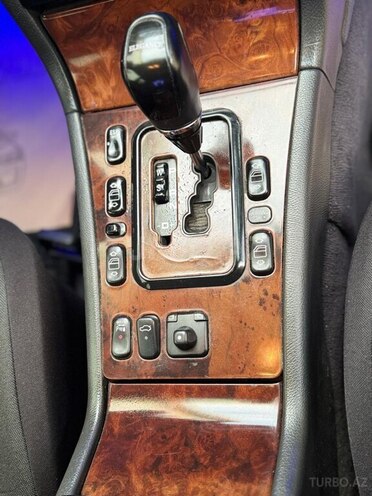 Mercedes E 220-12