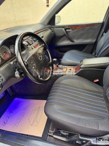 Mercedes E 220-13
