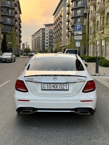 Mercedes E 300 4MATIC-4