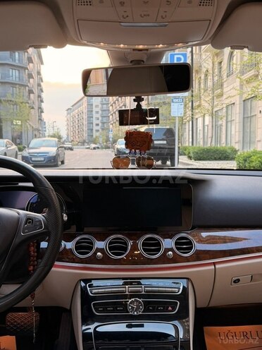 Mercedes E 300 4MATIC-10