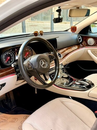 Mercedes E 300 4MATIC-9