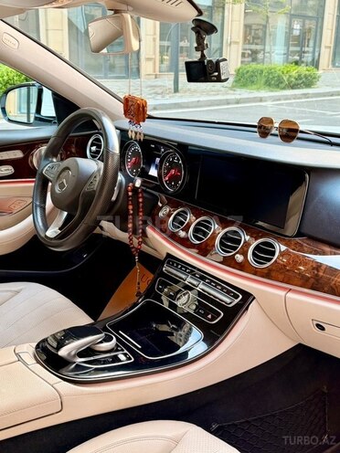 Mercedes E 300 4MATIC-15