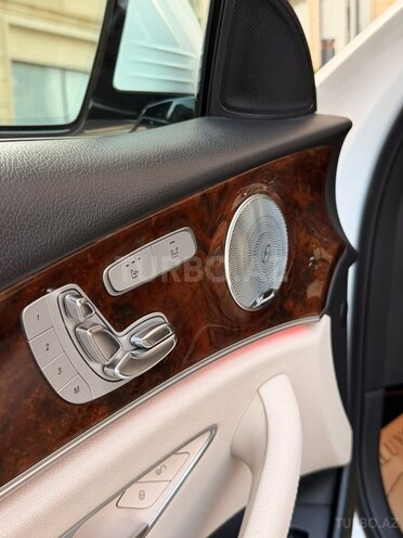 Mercedes E 300 4MATIC-12