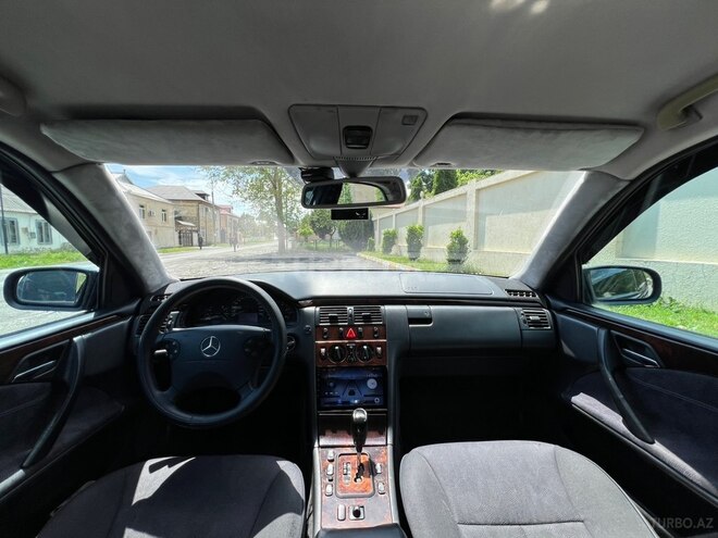Mercedes E 200-11
