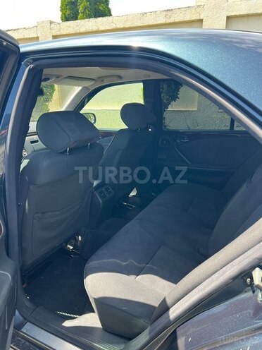 Mercedes E 200-13