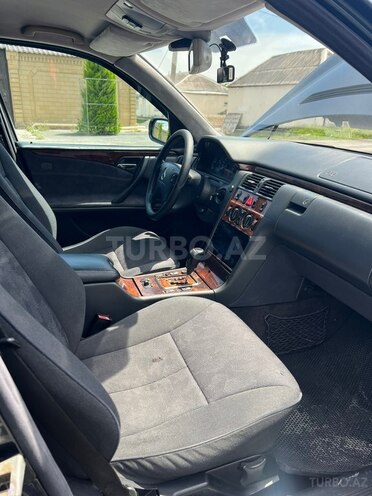 Mercedes E 200-10