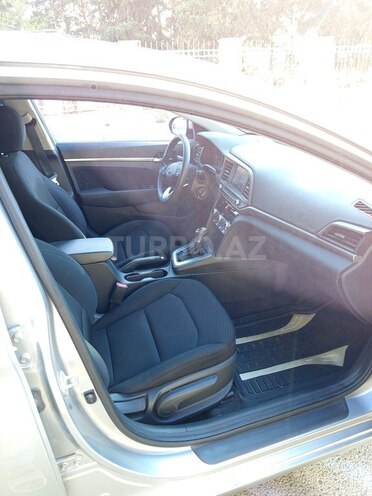 Hyundai Elantra-11