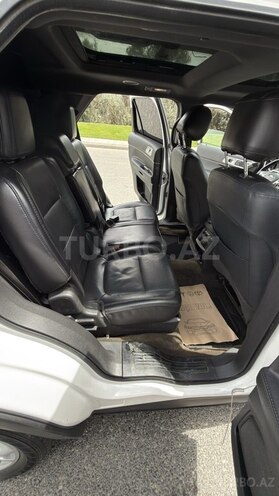 Ford Explorer-13