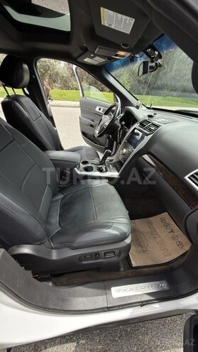 Ford Explorer-12