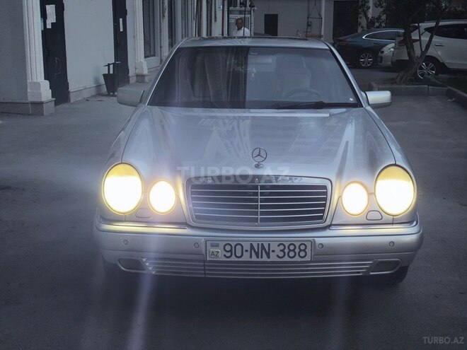 Mercedes E 240-1