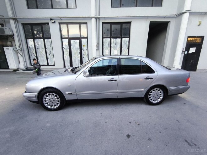 Mercedes E 240-2