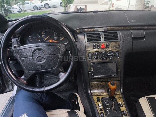 Mercedes E 240-4