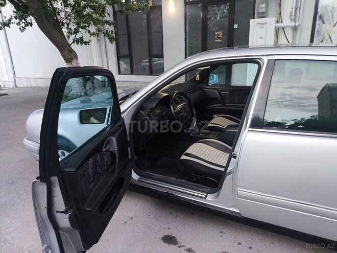 Mercedes E 240-11