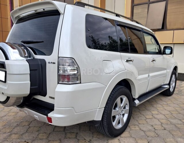 Mitsubishi Pajero-6