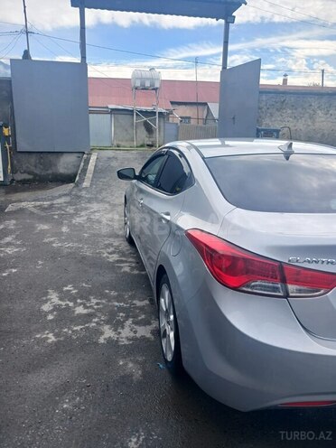Hyundai Elantra-4