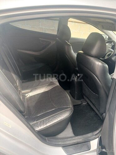 Hyundai Elantra-8