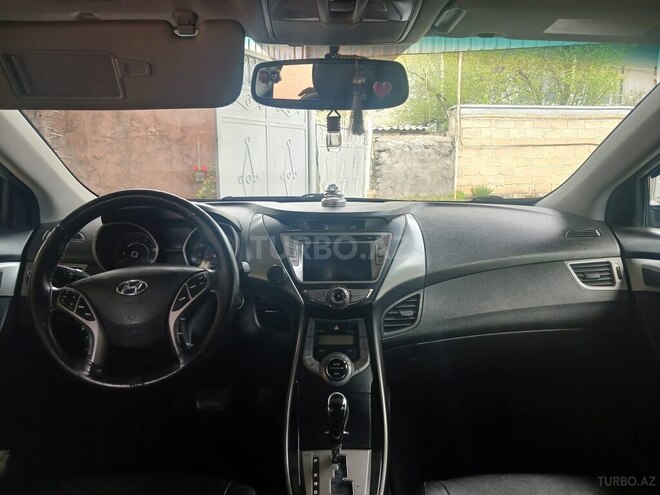 Hyundai Elantra-11