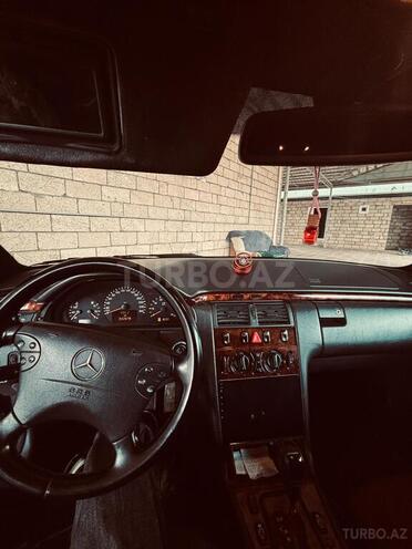 Mercedes E 240-8