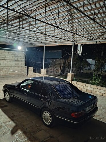 Mercedes E 240-4