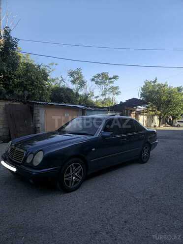Mercedes E 200-10