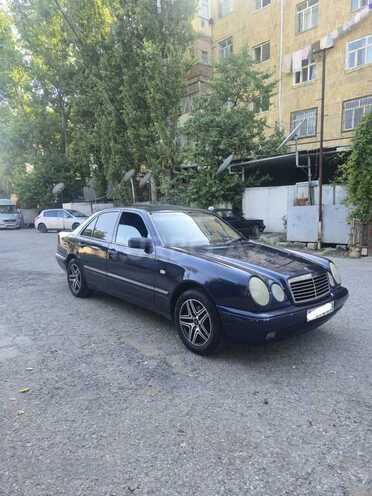 Mercedes E 200-11