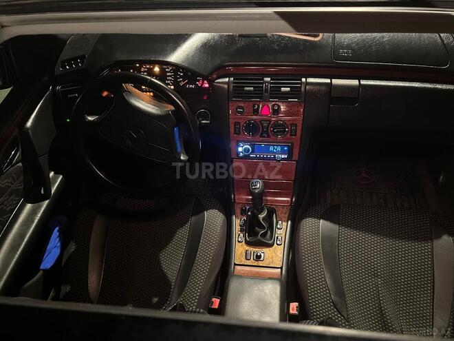 Mercedes E 200-21