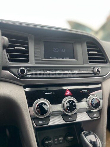 Hyundai Elantra-11