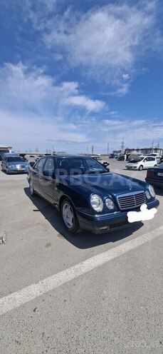 Mercedes E 240-4