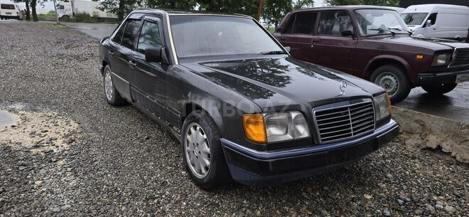 Mercedes E 220-1