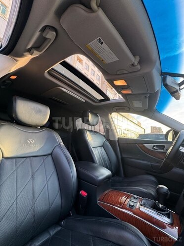 Infiniti QX70-11
