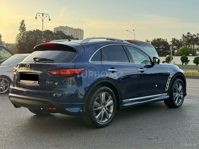 Infiniti QX70-3