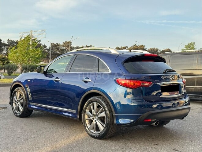 Infiniti QX70-6