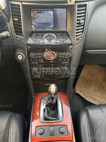 Infiniti QX70-10