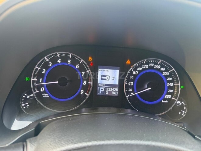 Infiniti QX70-8
