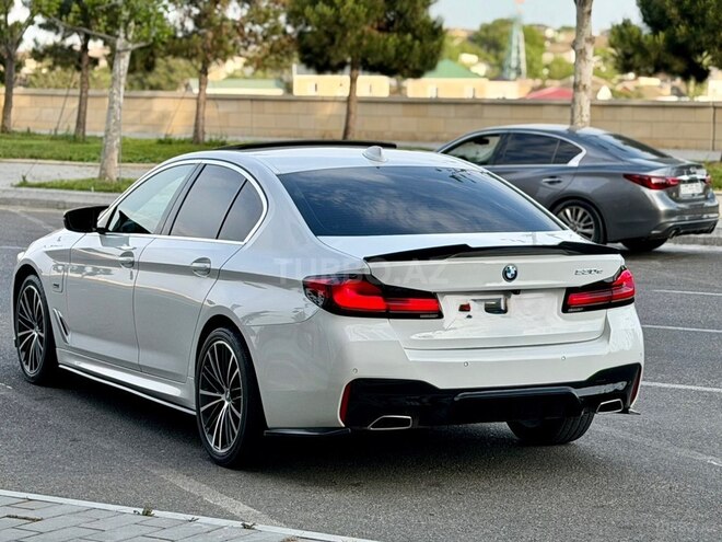 BMW 530e-13