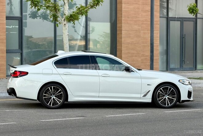 BMW 530e-12
