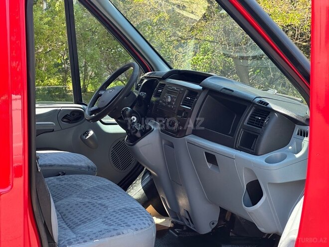 Ford Transit-12